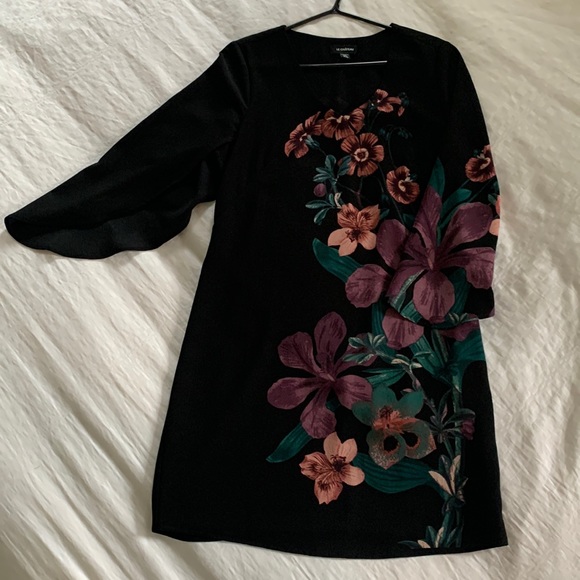 Le Chateau Women’s Sz. XS Wing Sleeved Dress - Picture 2 of 8